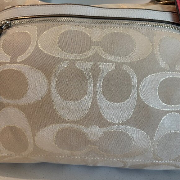Coach Signature Poppy Large Tan Handbag - Pre-Owned - Picture 3 of 11